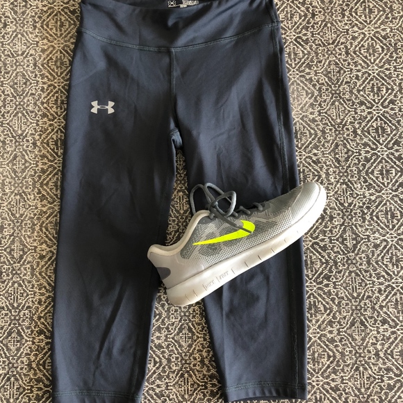 Under Armour Other - Girl's Under Armour Gray Capri Pants - Size M